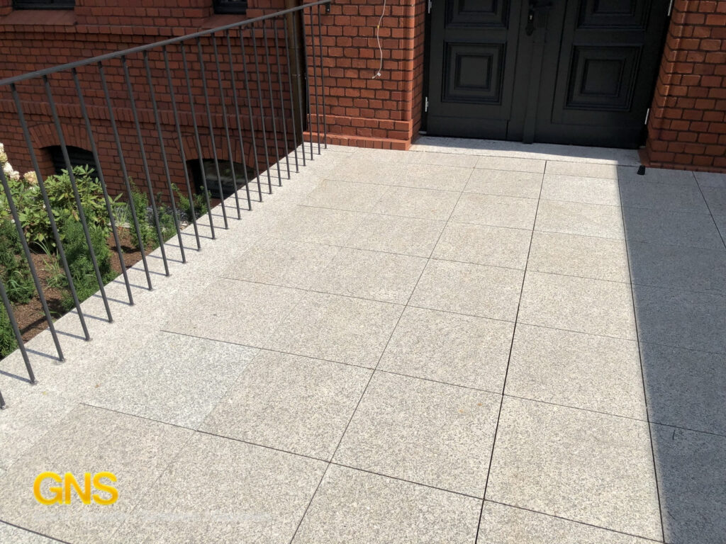 1_Granitplatten-einfahrt-terrassenplatten-grau-hellgrau-004