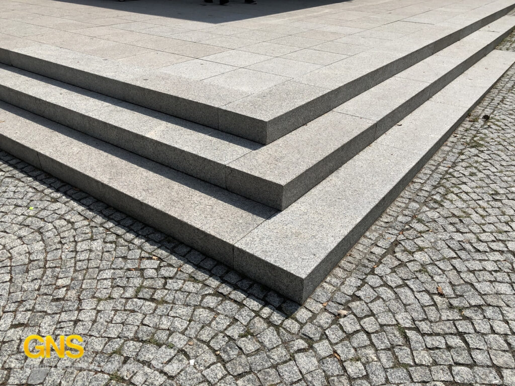 1_Granitplatten-einfahrt-terrassenplatten-grau-hellgrau-005